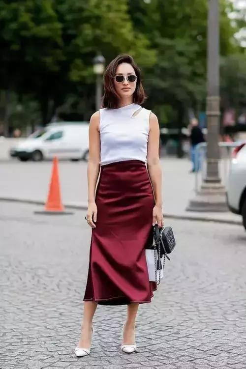 特别|街拍小姐姐花式图案的短裤搭配碎花衬衫,特别显年轻,显时尚