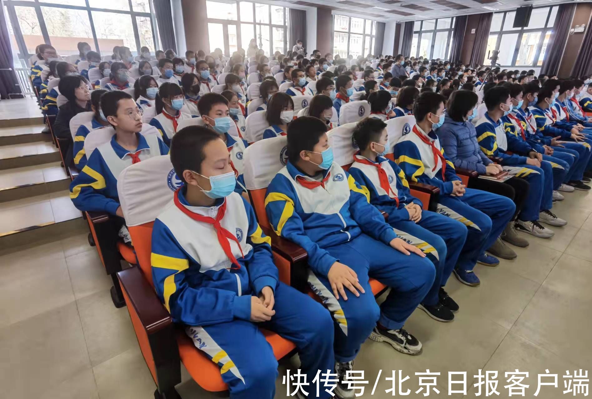 开学第一课|担任冬奥会火炬手，这位社区书记带着火炬进校园讲“开学第一课”