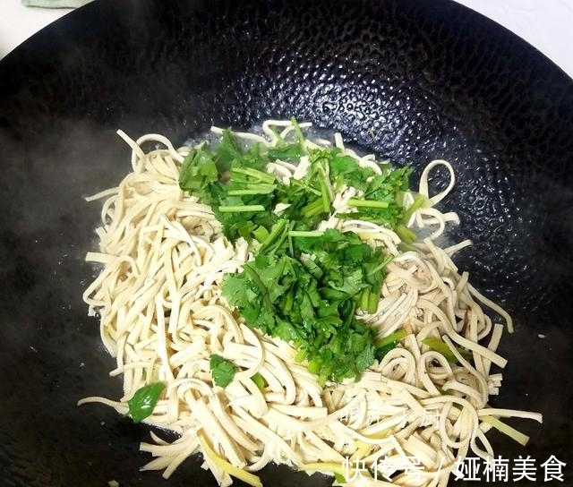 明儿|天热，晚餐就把它当做主食，健康营养，饱腹不易长肉，女人要常吃