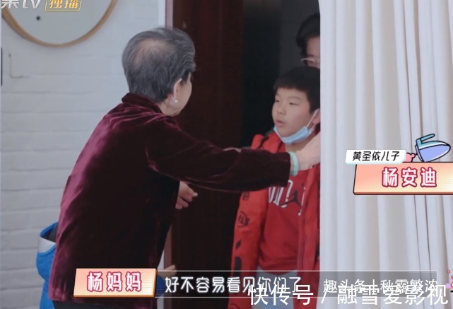 婆婆|黄圣依给婆婆洗澡，陈松伶跪地为婆婆穿鞋，孝顺背后是老公的差距