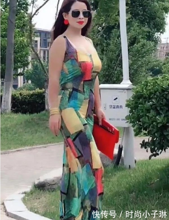 时尚感|小区贵妇真够“潮”，开叉裙穿出肥而不腻的时尚感