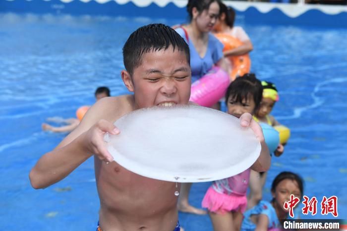 陳超|重慶民眾“冰吻” 挑戰(zhàn)迎小暑