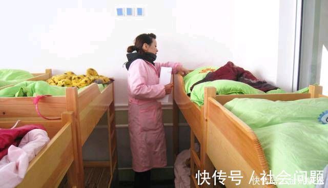 孩子|当妈妈检查幼儿园的监控时,她看到孩子在偷偷地做这件事,突然觉得很难过