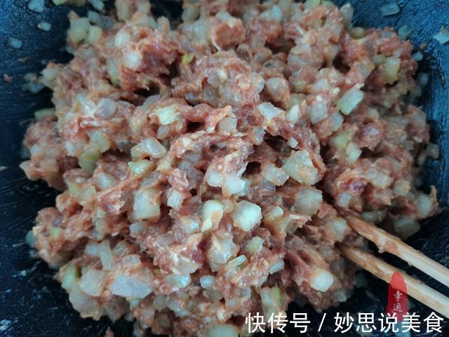 试试我这个馅料的包子,冬瓜粒粒分明,肉香味美让你食欲大开