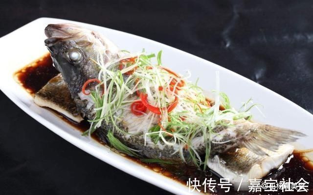 多汁|清蒸鲈鱼时,直接上锅蒸就废了,蒸锅里多加点它,鲈鱼鲜嫩多汁