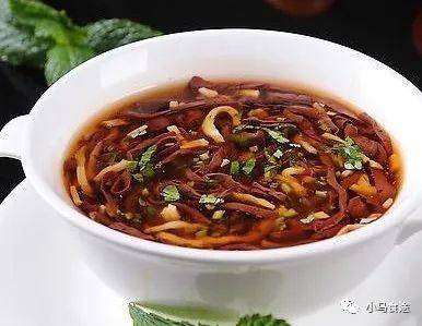 鸭血的三种特色做法，口味各异，滑嫩鲜香，餐厅很少能吃到