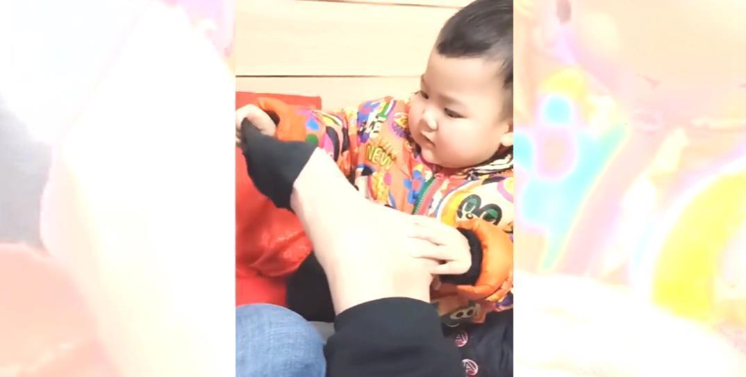 育儿小知识|萌娃帮妈妈脱袜子,还好奇地闻了闻,之后的表情让网友笑岔气
