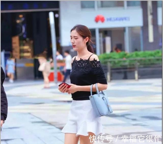 小女人|街拍 年轻辣妈搭配鱼尾包臀裙, 彰显小女人的温柔