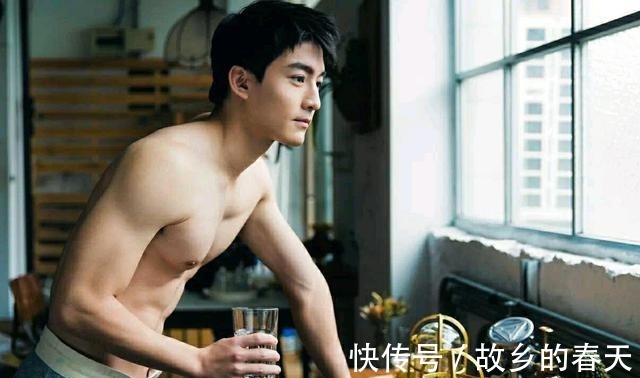 身材|爱好音乐的胸肌帅哥，完美的身材与英俊硬朗的脸展现男儿特有气质