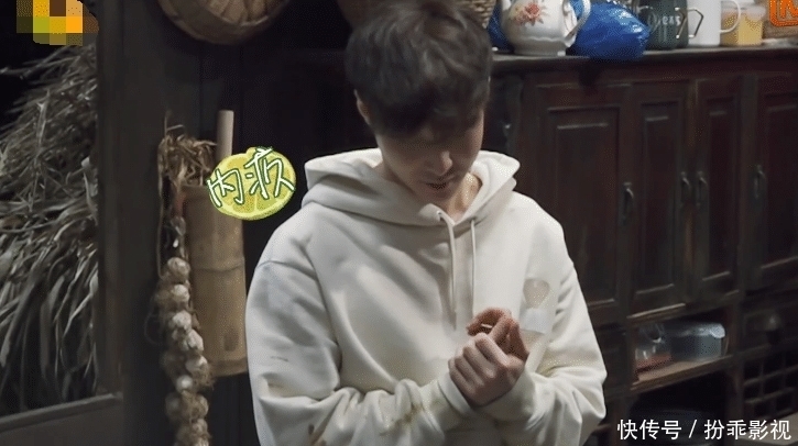 何老师|张艺兴做错菜自责,师父黄磊察觉他的情绪,随后做法暖到心里了!