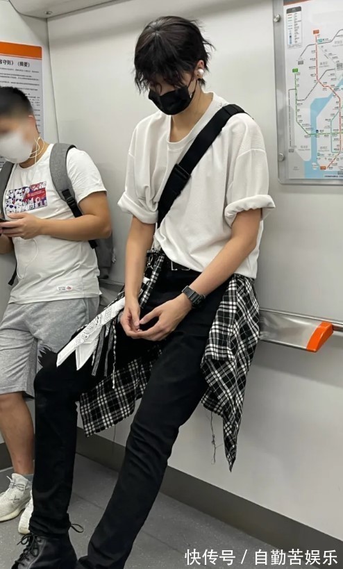 漫展|188cm帅哥爆红网络！漫画脸顶级身材，居然是女扮男装？