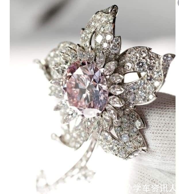 珠宝!粉红美钻送公主,成全女王少女心,莉莉贝特的这枚花型胸针不简单!
