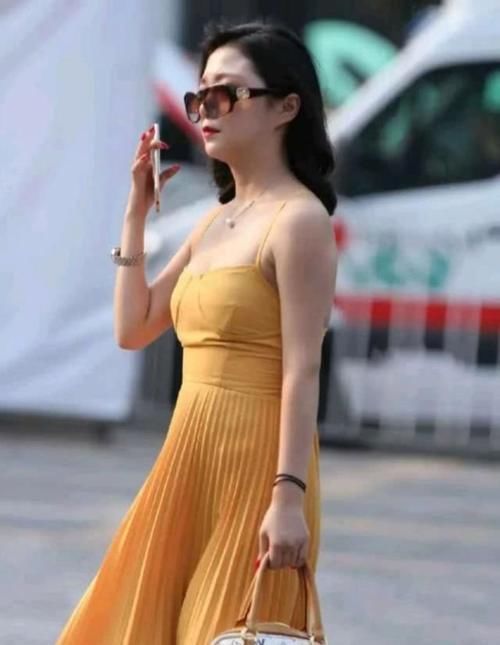 吊带连衣裙 秀出凹凸有致好身材,小姐姐针织连衣裙,走路带风气质文雅