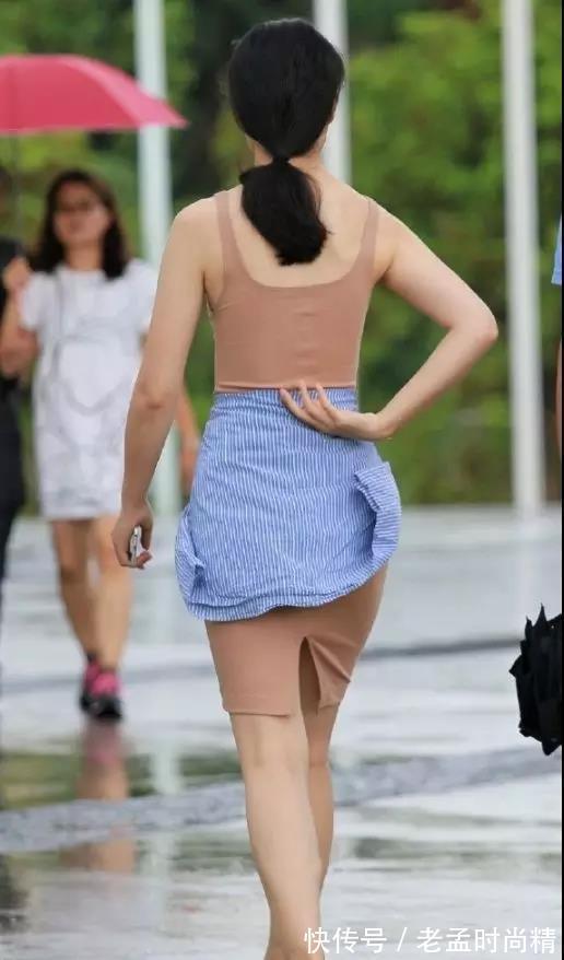 俏丽|街拍:身材丰腴动人性感的俏丽美女在逛街