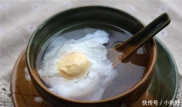 大厨|煮荷包蛋时,直接下锅煮就错了大厨教你1招,鸡蛋不生沫不散花