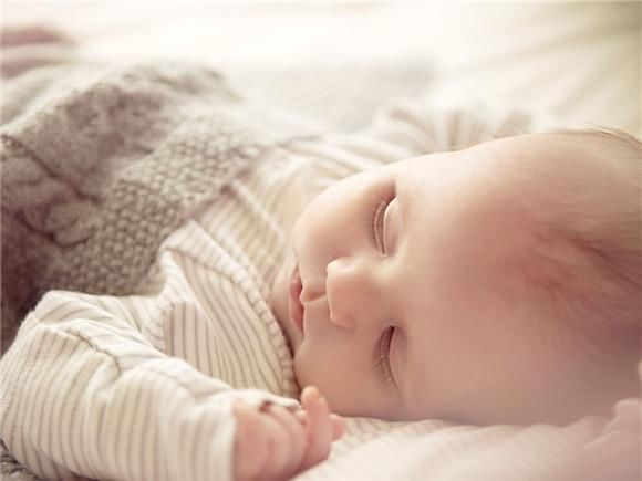 宝妈|宝宝眼睛红伴有眼屎增多是什么原因引起的？