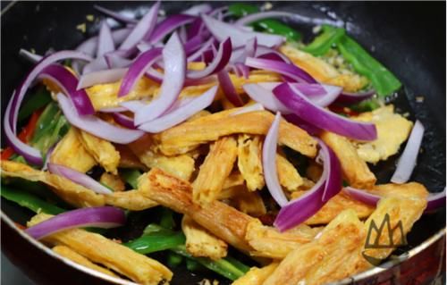 腐竹淋入1个鸡蛋，没想到这么好吃，无需油炸，美味又下饭！