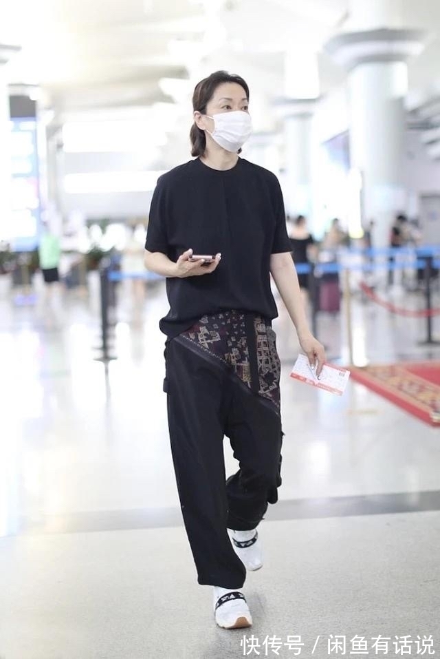 裤装|毛阿敏穿出奶奶辈的“潮流感”,把丝巾拼在裤子上,比年轻人时髦