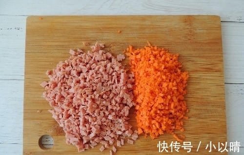 丸子|剩米饭新做法,既是早餐,也是零食,上桌就被抢光,比蛋炒饭好吃