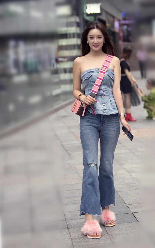 街拍：穿牛仔紧身上衣的小姐姐，笑容甜美气质典雅，非常惹人喜欢