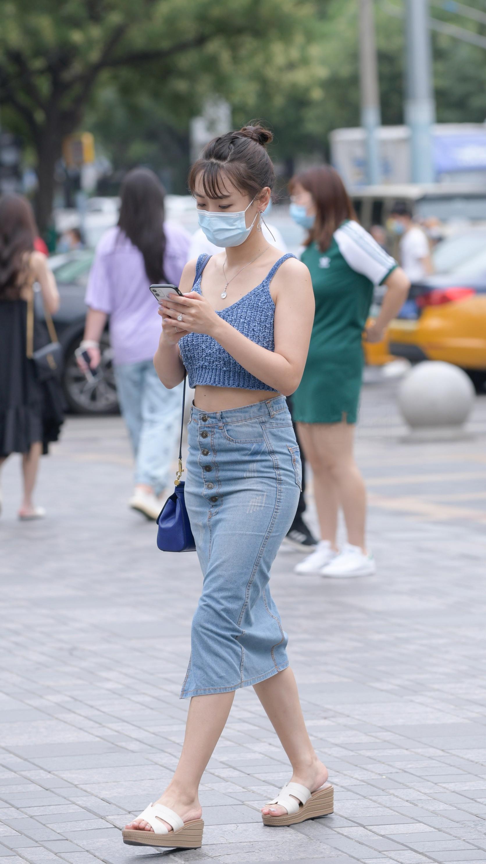 美女|美女用毛衣吊带背心搭配牛仔裙,展现窈窕身姿,做个时髦精