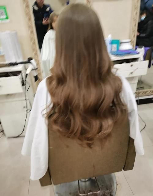 浓度|在美发店染发和自己在家染发,哪一种对头发伤害小?