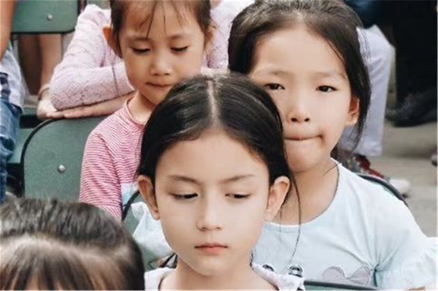 孩子|幼儿园“最美混血儿”,天生就是主角,不看镜头都是全场焦点
