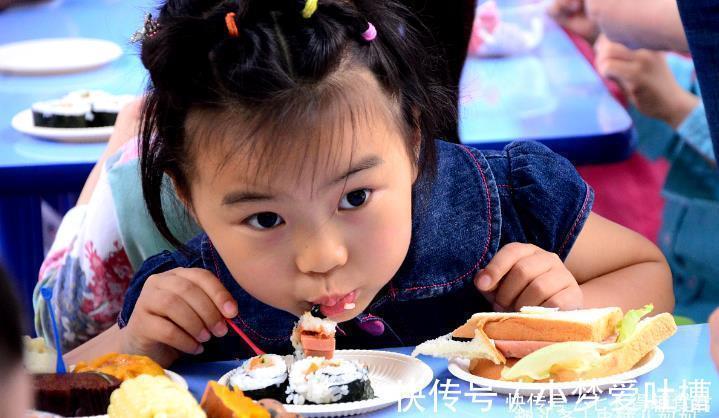 牛奶|幼儿园统一订牛奶,宝妈非要自带,耿直家长嘲讽“你家娃真金贵”