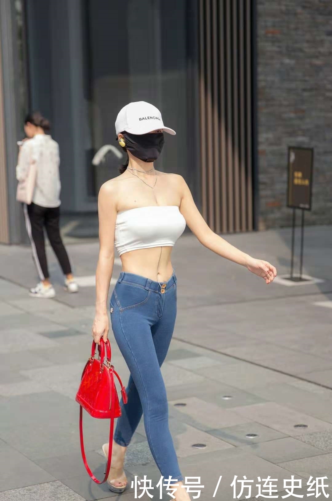 修饰|街拍:身材玲珑有致的小姐姐,无需过多的修饰就可以展现你的魅力