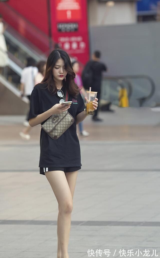 打底裤 黑色吊带搭配同色系牛仔短裤,好看又不土气,赶快穿起来