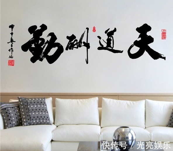 贴纸|今后再买房,客厅坚决不贴瓷砖,连踢脚线也要拆,瞧下图,太先进