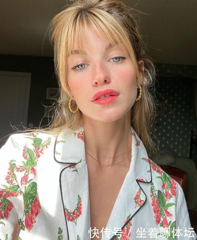 喷雾|年末聚会大家都披头散发就没意思了!这几款秋冬长发的发型才够美