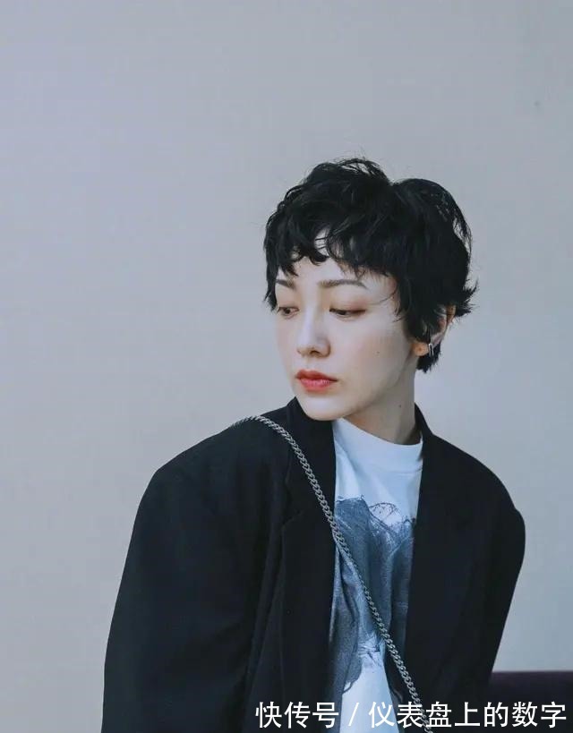 下巴 发型师透露女生有这3个“特点”,不要留黑长直,剪短发更年轻!