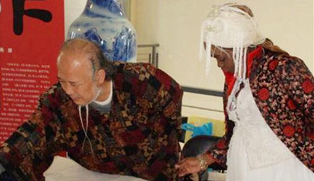 混血儿子$53岁画家杨彦:娶21岁非洲学生,生了俩混血儿后,为何皈依佛门?