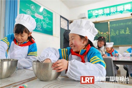 泸州|萌虎出山 四川泸州小学生制作老虎花馍