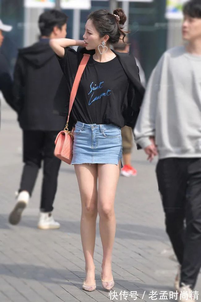 牛仔裤 街拍美女:追求优雅干练的美,选择牛仔短裙就能帮你轻松实现