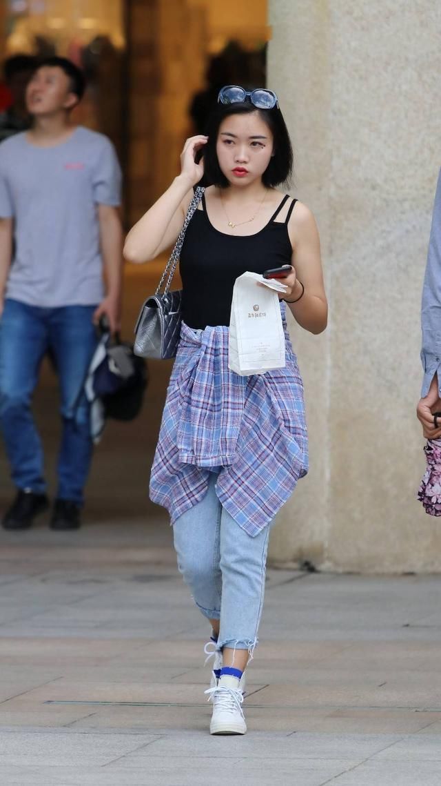 牛仔裤帅气时尚又显清纯气息，彰显青春活泼的魅力气质