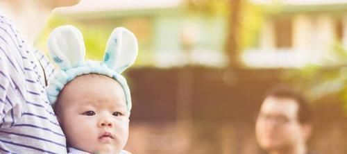 孩子|“最无奈宝宝”火了，父母吃烧烤嫌娃碍事放进包里，网友：捡来的