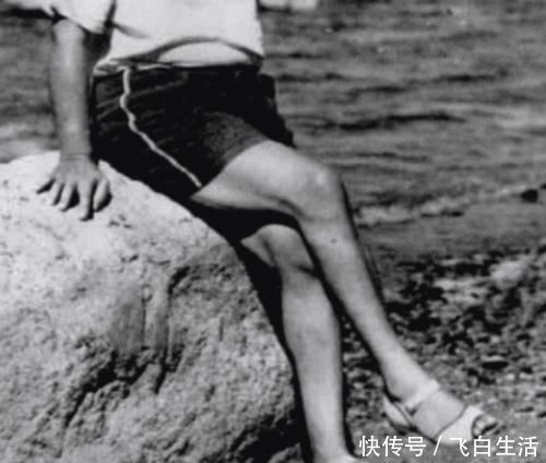 半身照 爱因斯坦照片为何只有半身照看到他穿的鞋子,网友笑出了猪叫声