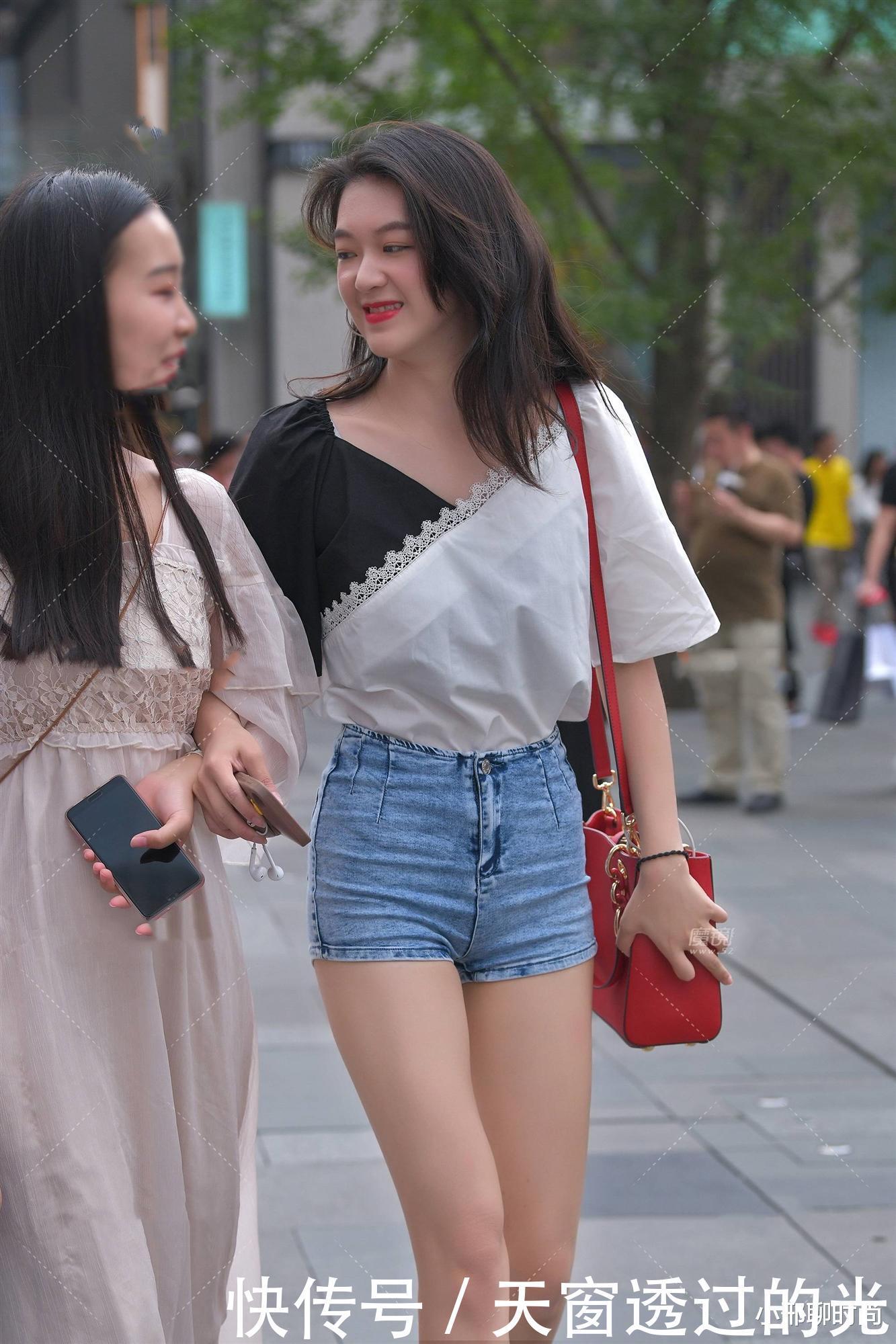 魅力|自带“港风”气场的女孩子,黑白雪纺上衣搭配牛仔短裤,彰显魅力非凡