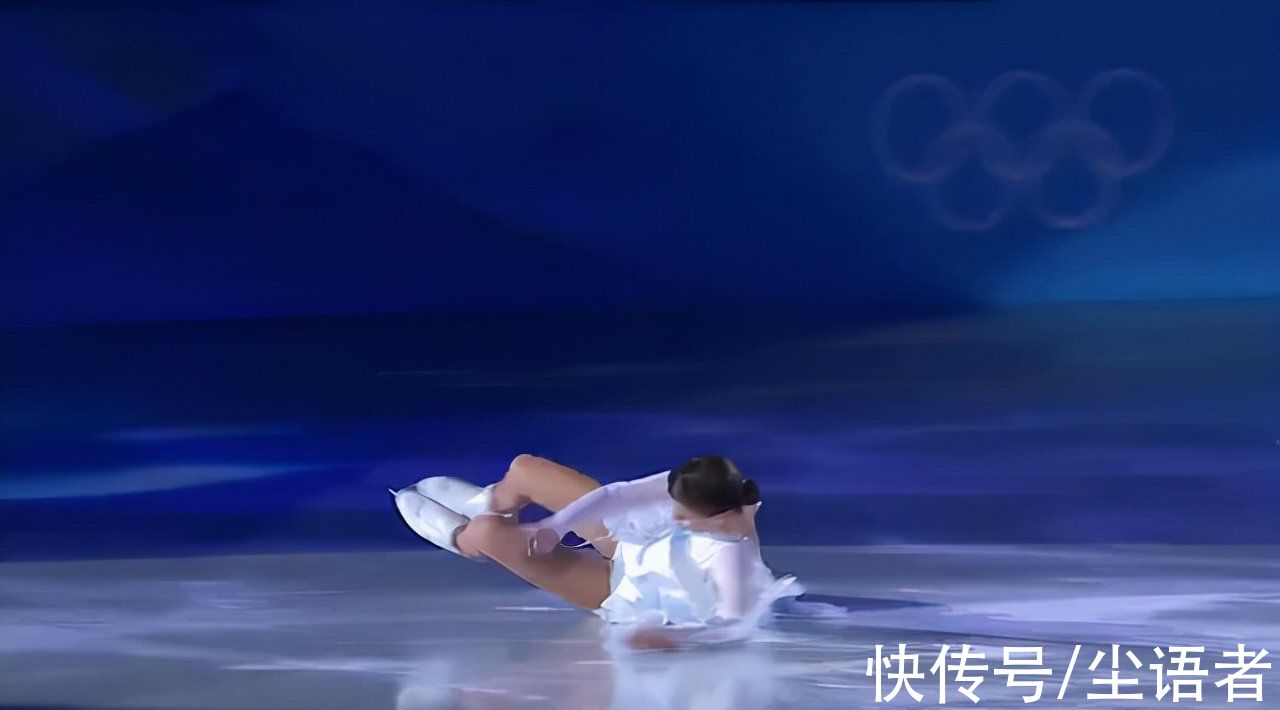 特鲁索娃|北京冬奥闭幕式现场，播音员无奈大声连催三遍，美少女摔倒都很美