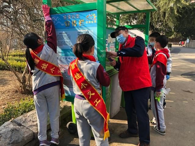 中国青年志愿者服务日红叶红志愿者牵手
