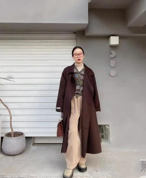 基础衣服想穿出时尚感？试试时髦精都爱的“叠穿”式搭配，不撞衫