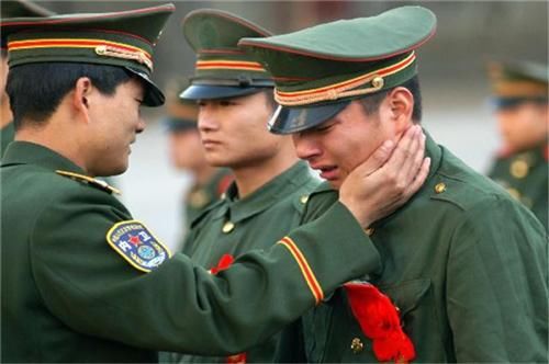 警察|当军人遇到警察，到底该听谁的指挥?其实很多人都理解错了