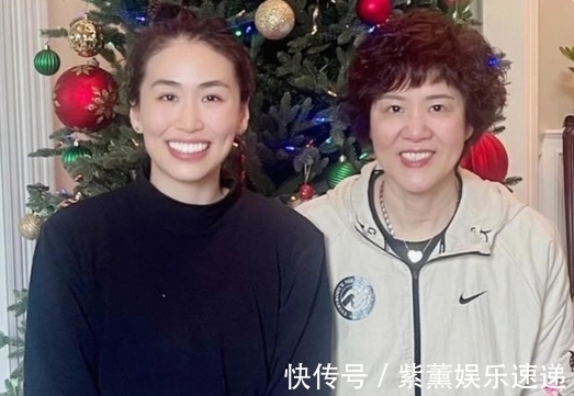 主教练|郎平61岁生日和女儿美国团聚,共进早餐有说有笑,牵爱犬散