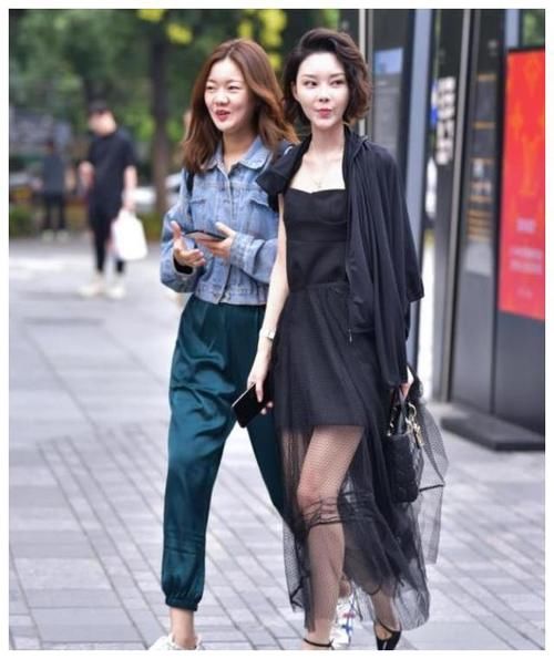 淑丽|黑色短袖上衣搭配牛仔短裙，温婉柔顺，淑丽姣好