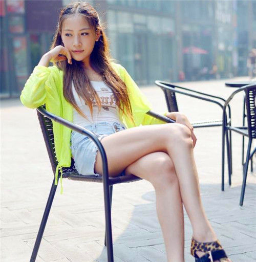 美女|街拍长发披肩的美女,身穿深色短裙,端庄秀美