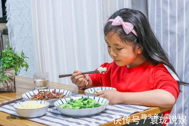 俩人|母女俩人的晚餐，一荤一素，成本25块钱，全部吃完不浪费