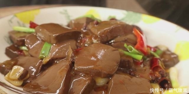  入少许|麻辣鸭血怎样做才好吃？学会这一招，鲜香滑嫩不破碎，麻辣鲜香