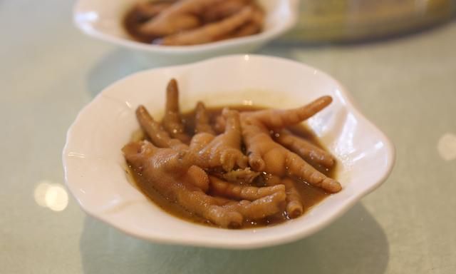 带着儿子喝早茶，112元吃一桌，网友：最后一道给钱也不吃！